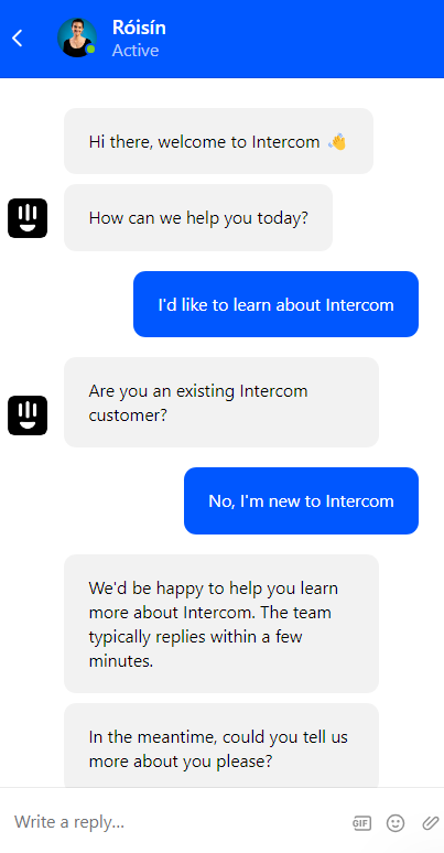 Πελάτης που έχει συνομιλία με το chatbot του Intercom
