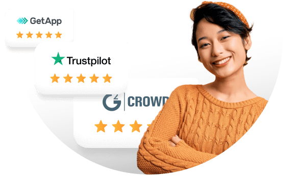 Χαμογελαστή γυναίκα με βραβεία δίπλα της.