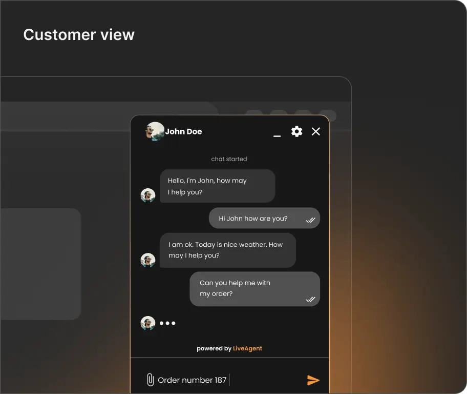 Πελάτης που χρησιμοποιεί λογισμικό live chat σε ένα ιστοτόπο